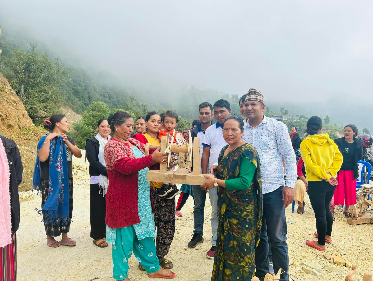 राडीपाखी व्यवसायीलाई चर्खा र कोरेसो वितरण गर्दै रावाबेँसी