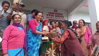 रावाबेँसीका राडीपाखी व्यवसायी महिलालाई चर्खा र कोरेसो वितरण