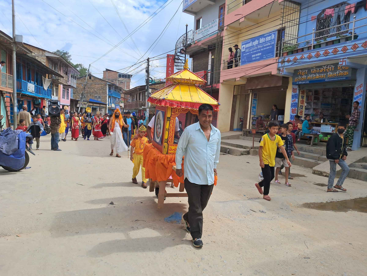 राधाकृष्ण रथयात्राः (फोटो फिचर)
