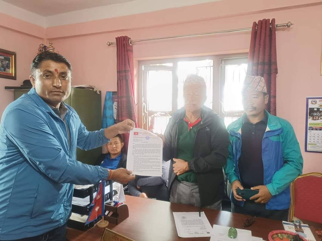 सुन्तलाको बिरुवा खरिदमा भएको अनियमिततालाई ढोकछोप गरिएको भन्दै एमालेको बिरोध