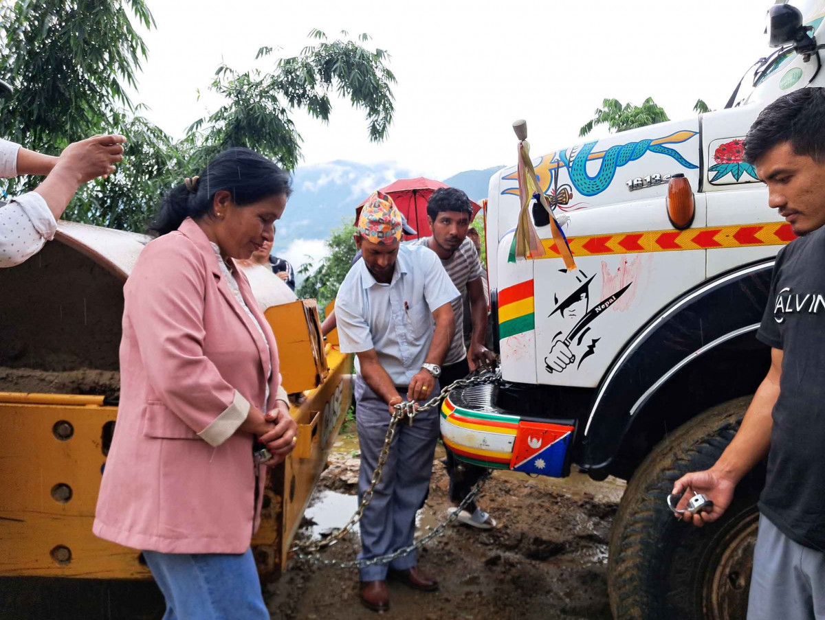 काम अलपत्र पार्ने ठेकेदारको मेसिनमा नगरको ताला