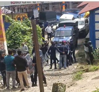 कोशी प्रदेशका खानेपानी, सिँचाई, उर्जा तथा स्वास्थ्य मन्त्री मेन्याङ्बोलाई कालो झण्डा देखाइए