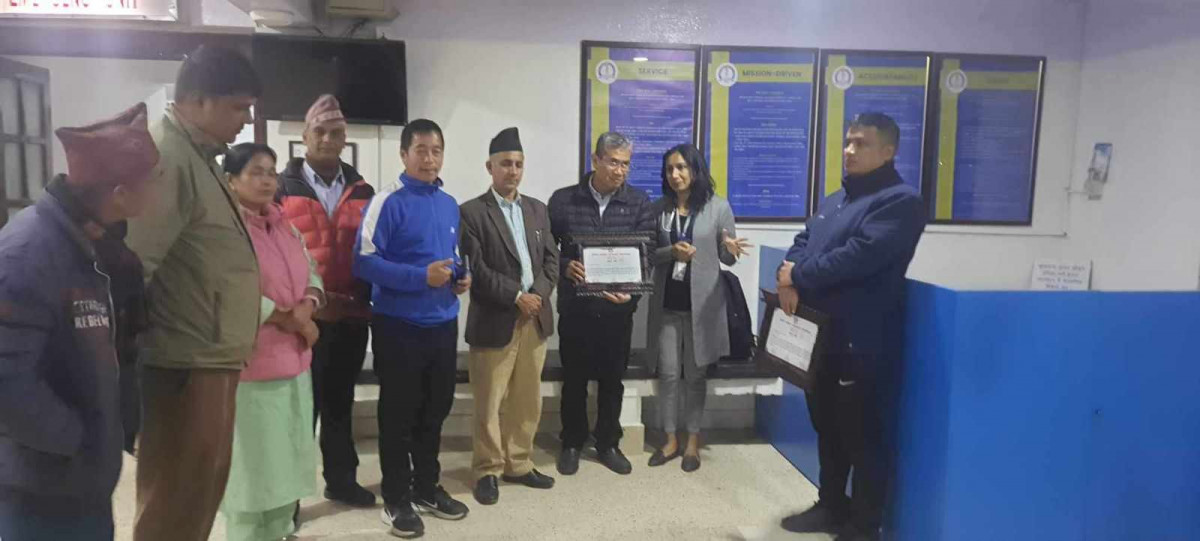 दिरुमनपाका आङ खस्ने समस्य भएका महिलाको एक वर्षसम्म निःशुल्क उपचार गर्ने सम्झौता