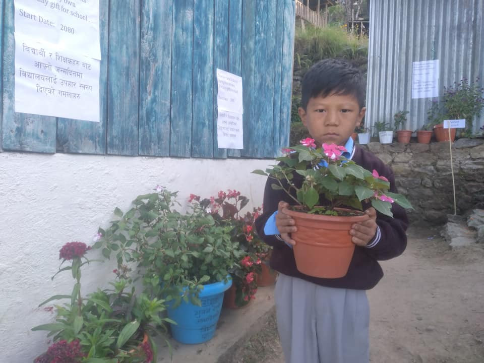 कालिका आधारभुत विद्यालयमा ‘जन्मदिनमा फूल सहितको गमला उपहार’ कार्यक्रम
