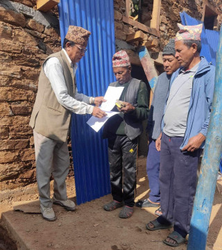 आगलागी पिडितलाई आफन्तले जुटाइदिए २ लाख ३७ हजार