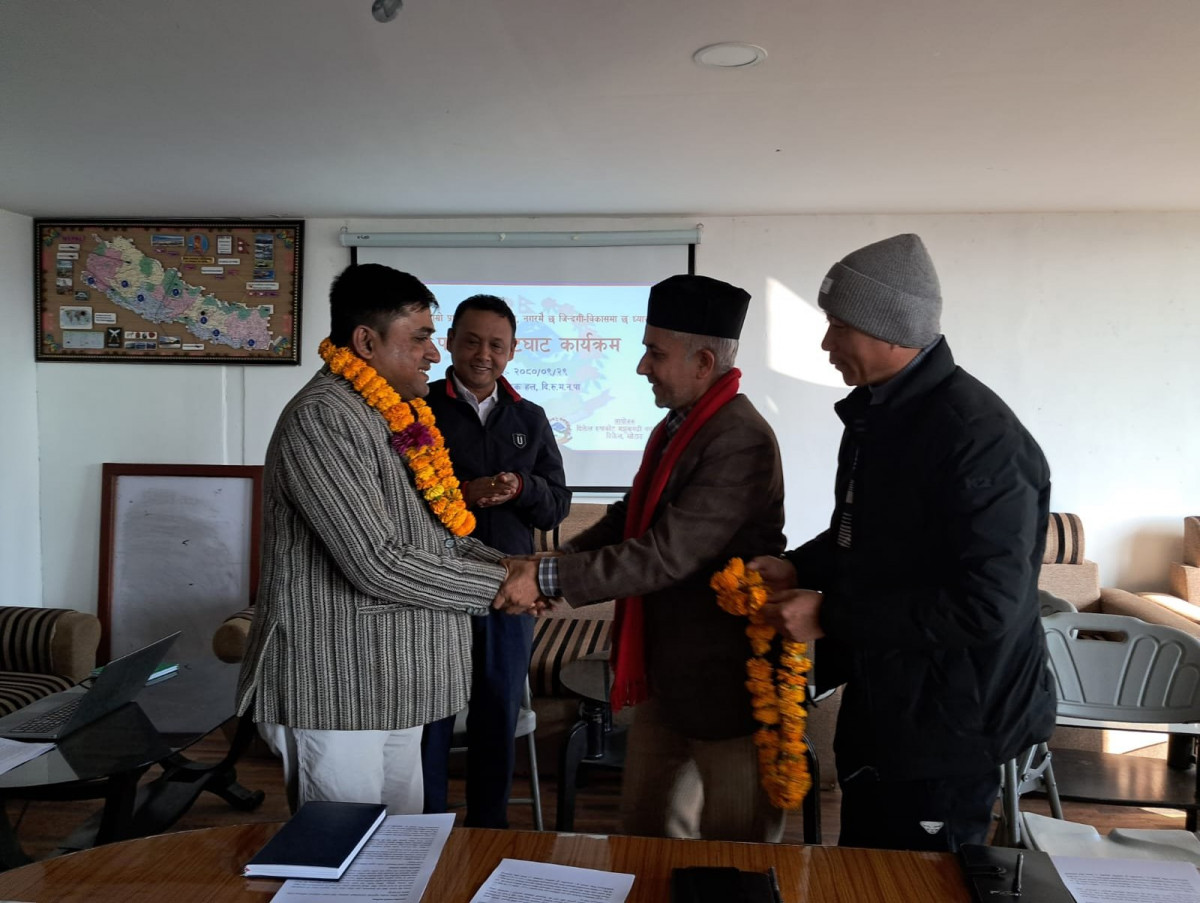 आफुबिरुद्ध जिल्ला प्रशासन कार्यालयमा उजुरी दिने उजुरीकर्तालाई मेयरको फूलमाला