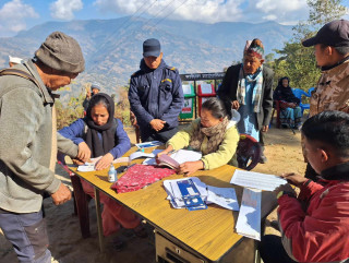 वडा–वडा पुगेर अशक्तलाई सामाजिक सुरक्षाभत्ता वितरण गर्दै गाउँपालिका