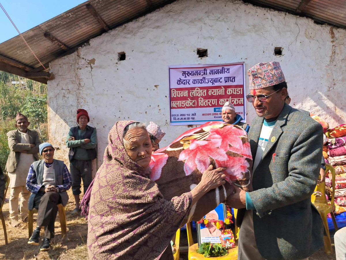 बिजयखर्कका ५० विपन्न परिवारलाई ब्ल्याङकेट प्रदान