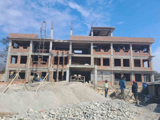 गत बैसाखमै बनिसक्नुपर्ने बाराहापोखरी गाउँपालिकाको भवन अझै अधुरो