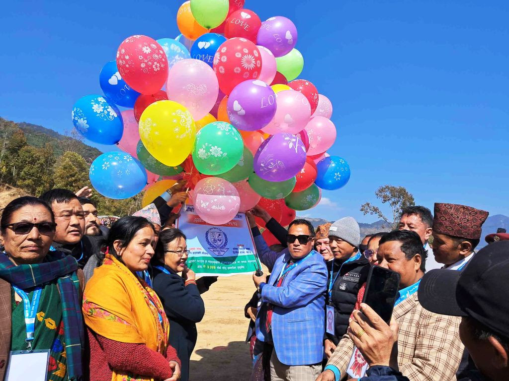 व्यानर झुण्ड्याइएको बेलुन उडाएर अण्डर–२३ वडा स्तरिय पुरुष फुटबल प्रतियोगीता उद्घाटन