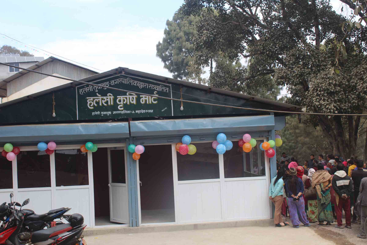 हलेसीमा खुल्यो तरकारी किनिदिने कृषि मार्ट !