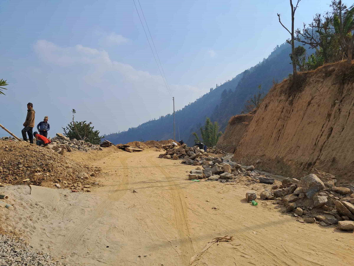 च्यास्मीटार–सालचौतारा–डिकुवा–कुर्लेघाट सडकः नियमित भुक्तानी नपाउँदा काम प्रभावित