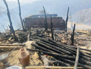 खोटाङका ठाउँ ठाउँमा डढेलो, चार घर जल्दा लाखौंको क्षती