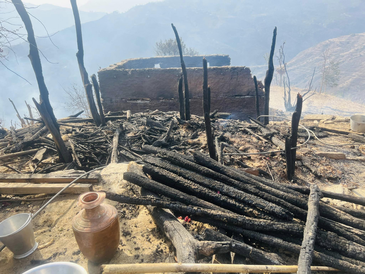 खोटाङका ठाउँ ठाउँमा डढेलो, चार घर जल्दा लाखौंको क्षती