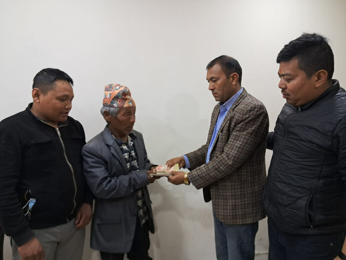 खोरबाट निकालेर अस्पताल पुर्‍याइएकी फुर्दिकुलाई १ लाख ४ हजार सहयोग