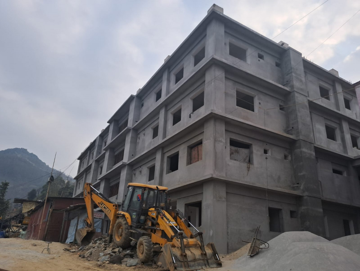 जिल्ला अस्पताल खोटाङको भवन निर्माणको काम सुचारु