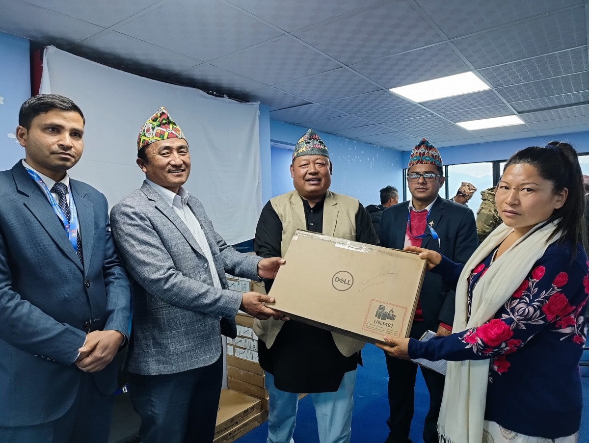 केपिलासगढीका २९ वटा आधारभुत विद्यालयलाई ल्यापटप र प्रिन्टर