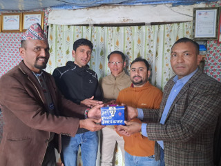 विद्यालयलाई प्राथमिक उपचार बक्स प्रदान गर्दै पुर्व प्रसनि बन्जारा