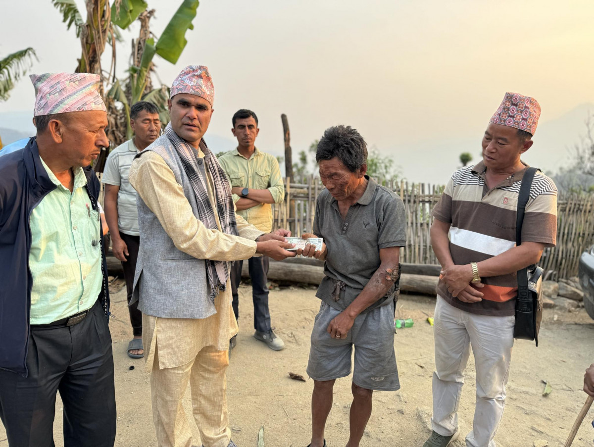 बाराहापोखरी: डढेलो पिडितलाई गाउँपालिकाको राहत