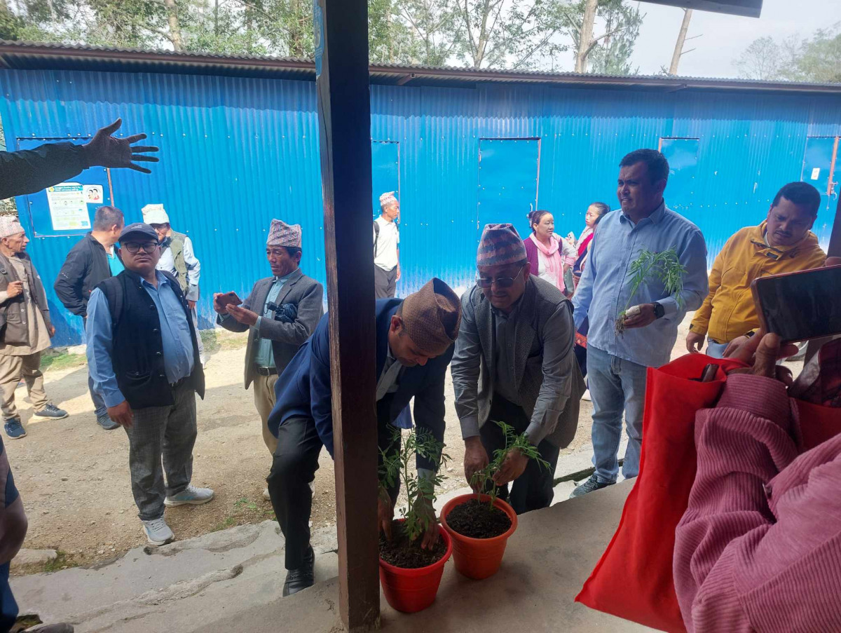 मदन–आश्रित स्मृति दिवसः प्राथमिक स्वास्थ्य केन्द्र ऐसेलुखर्क परिषर सरसफाई
