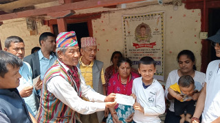 वैदेशिक रोजगारीका क्रममा ज्यान गुमाएका दीपकको परिवारलाई आर्थिक सहयोग