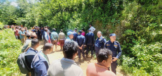 खोटाङमा विद्यालय जाँदै गरेकी शिक्षिकाको पहिरोले पुरिएर मृत्यु