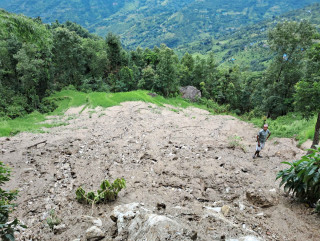 पहिरोले ऐसेलुखर्कमा एक घर बगायो, एक घर भत्कियो