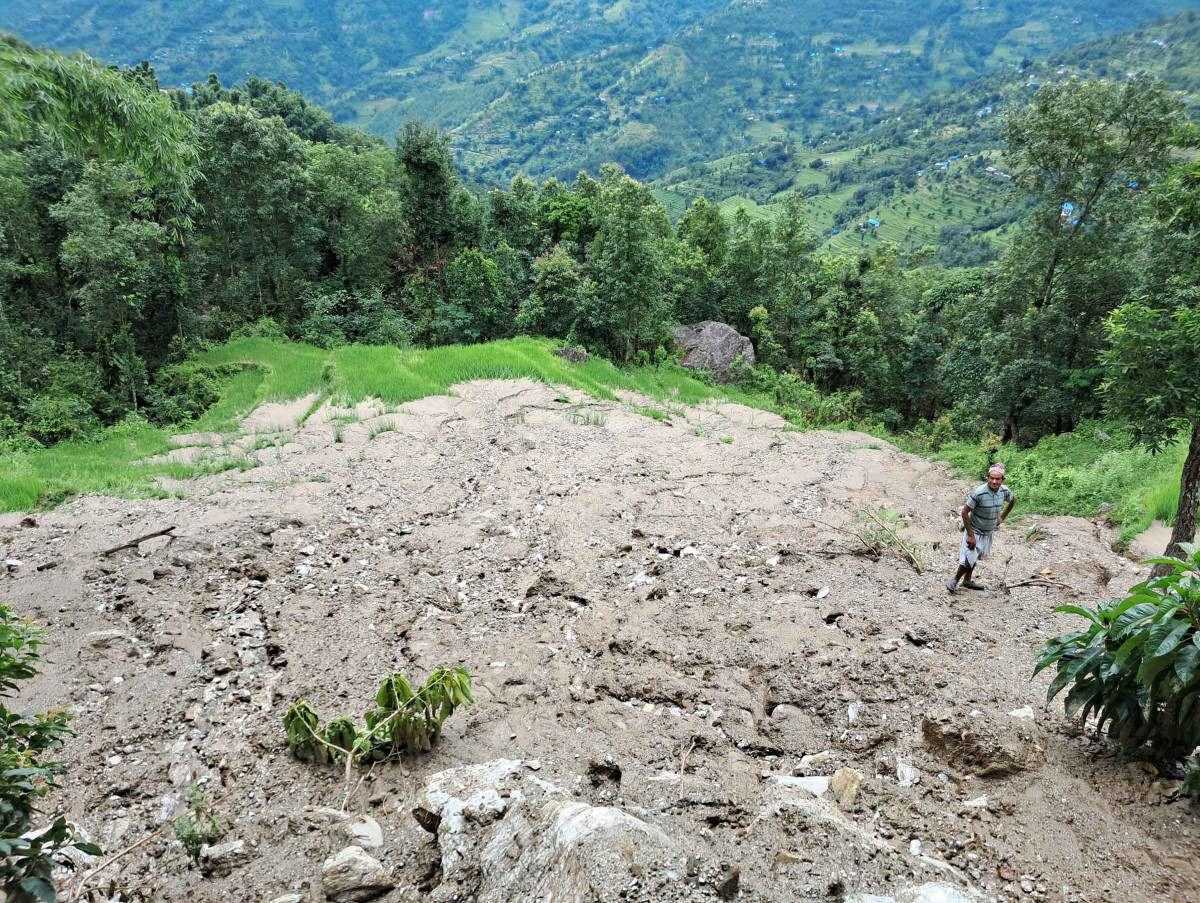 पहिरोले ऐसेलुखर्कमा एक घर बगायो, एक घर भत्कियो