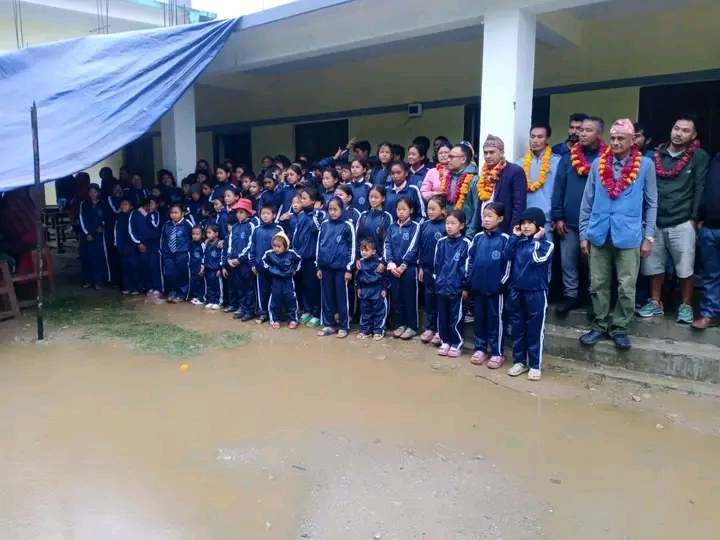 गाउँका विद्यार्थीलाई युवा व्यवसायी तामाङले दिए पोशाक