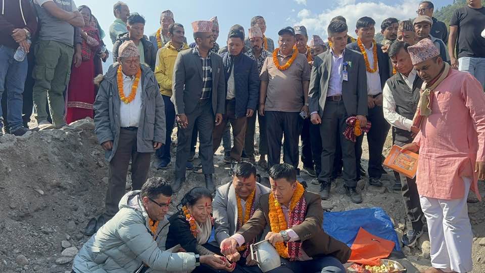 बुवाँखोलामा मोटरेबल पक्की पुलको शिलान्यास गर्नुहुदै कोशी प्रदेशका भौतिक पूर्वाधार विकास तथा स्वास्थ्यमन्त्री भूपेन्द्र राई, प्रदेश सरकारका भौतिक पूर्वाधार विकास राज्यमन्त्री भूमी राजवंशी, जन्तेढुङ्गा गाउँपालिकाका प्रमुख अरुणादेवी रा.jpg