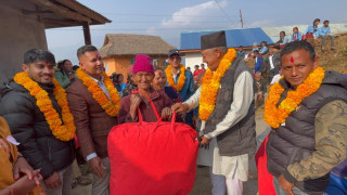 विपन्न ज्येष्ठ नागरिकलाई जाडो छल्न न्यानो सिरक वितरण