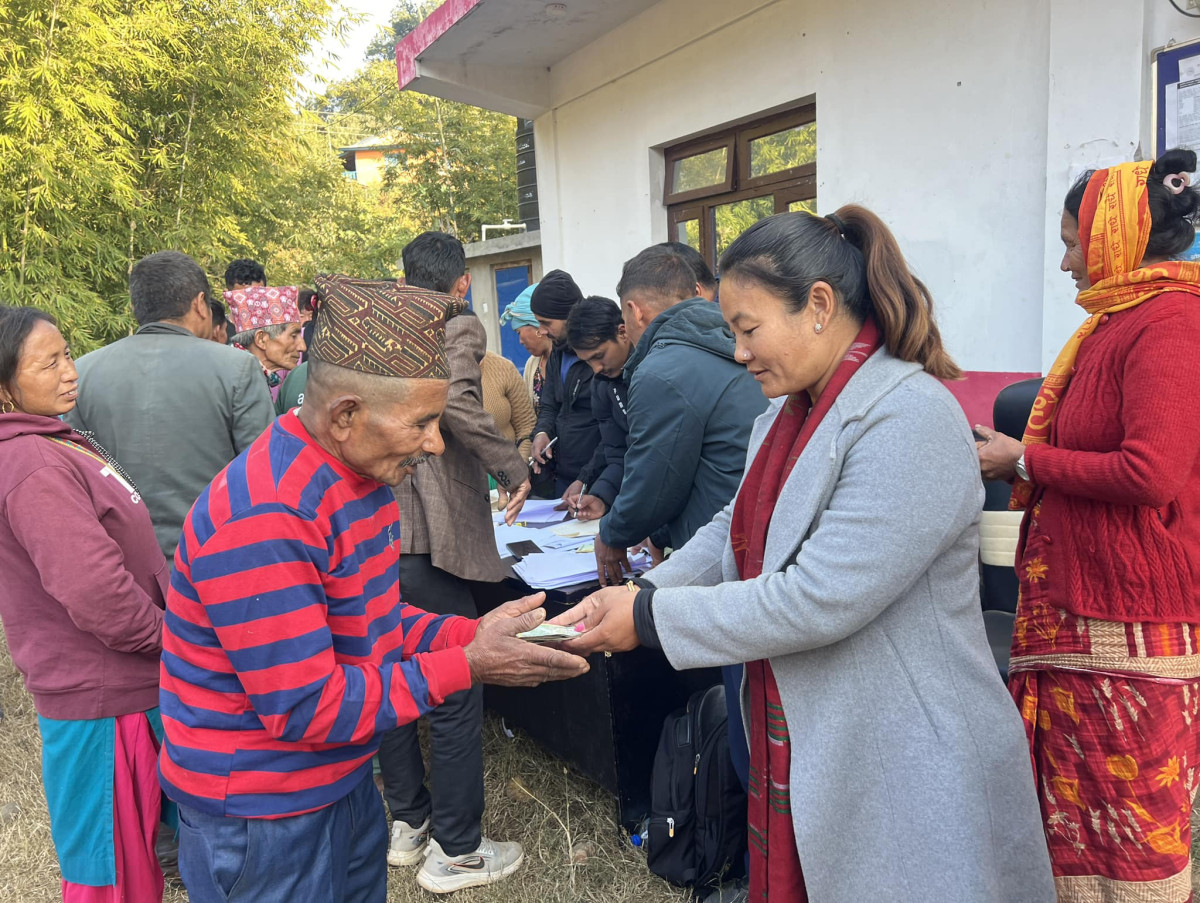 हलेसी तुवाचुङमा बदाम उत्पादक कृषकलाई प्रोत्साहन रकम वितरण