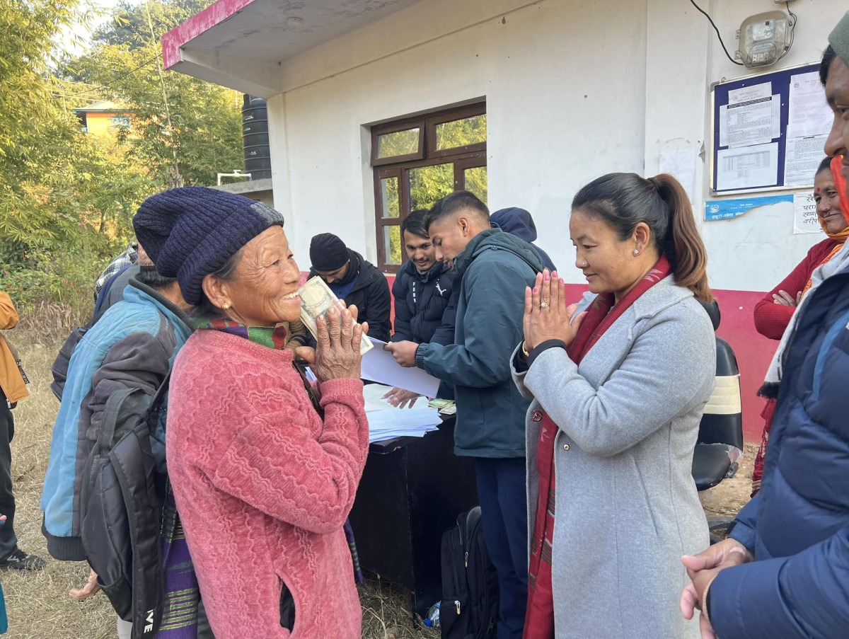बदाम उत्पादक कृषकलाई प्रोत्साहन स्वरूप रकम प्रदान गर्नुहुदै मेयर विमला राई । Photo 2.jpg