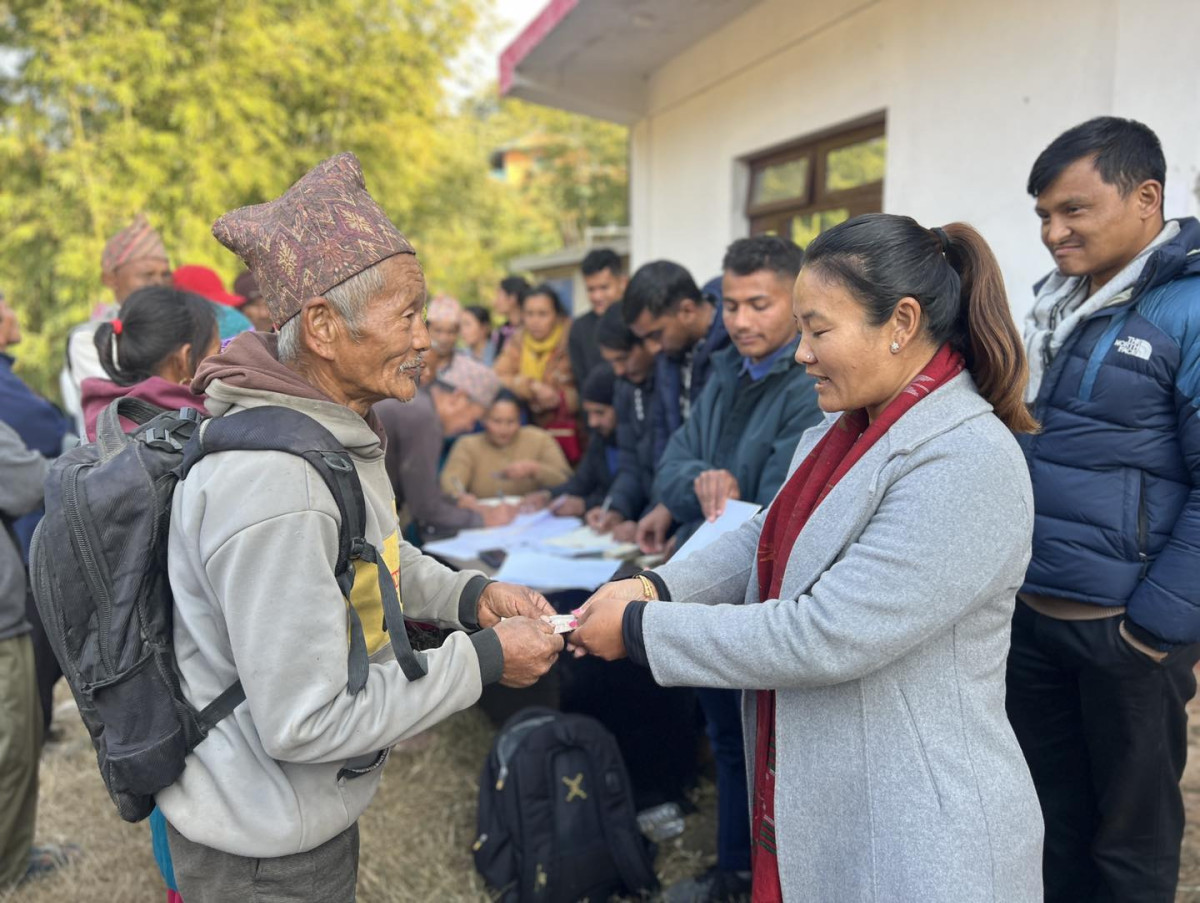 बदाम उत्पादक कृषकलाई प्रोत्साहन स्वरूप रकम प्रदान गर्नुहुदै मेयर विमला राई । Photo.jpg