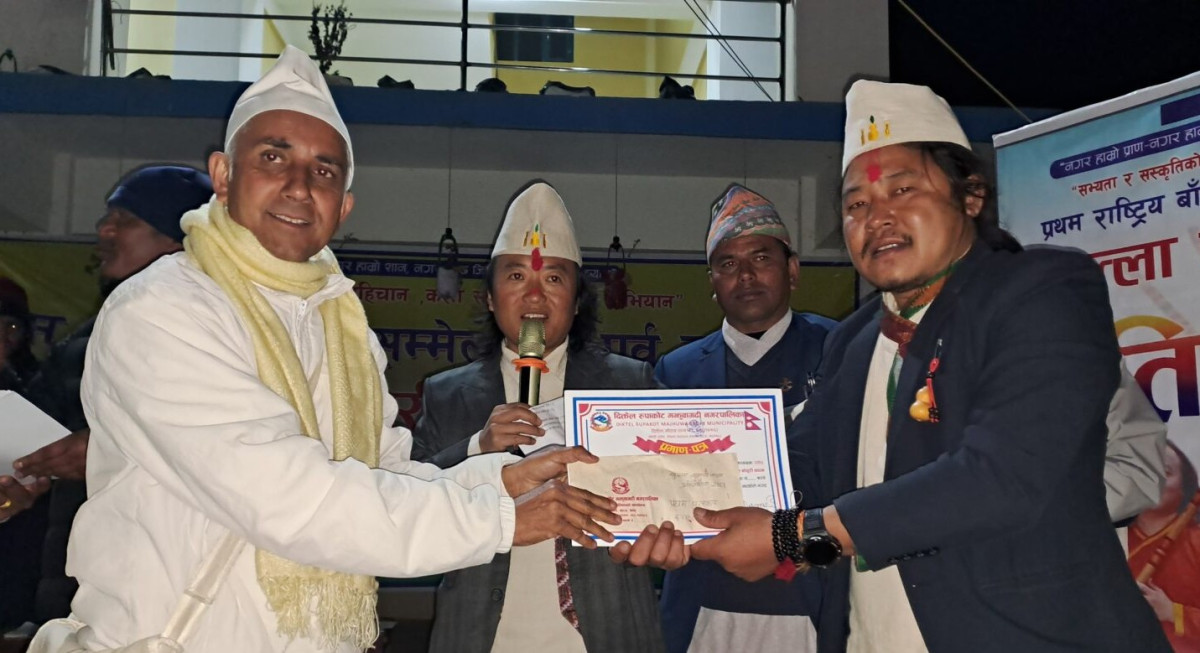 खुला बाँसुरी बादन प्रतियोगिताको उपाधि जितेका कैलाश राईलाई नगद पुरस्कार तथा प्रमाणपत्र हस्तान्तरण गर्नुहुदै नगर प्रमुख तीर्थराज भट्टराईलगायत । Photo.jpeg