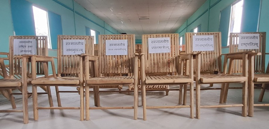 राष्ट्रपति पौडेलसहित उच्च पदस्थ व्यक्तिलाई खोटाङबाट बाँसका फर्निचर उपहार