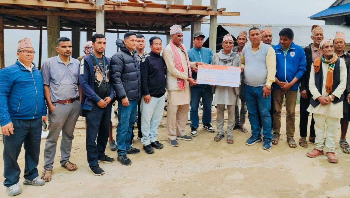 वराहपोखरी गाउँपालिकाद्वारा गाँउ फर्किएका परिवारलाई एक लाख रुपैयाँ प्रदान