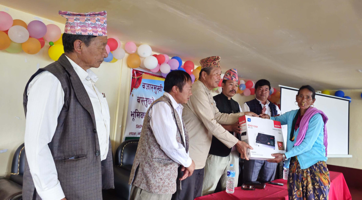 खोटेहाङ गाउँपालिकाद्धारा शहिद परिवारहरूलाई विद्युतिय चुल्हो प्रदान