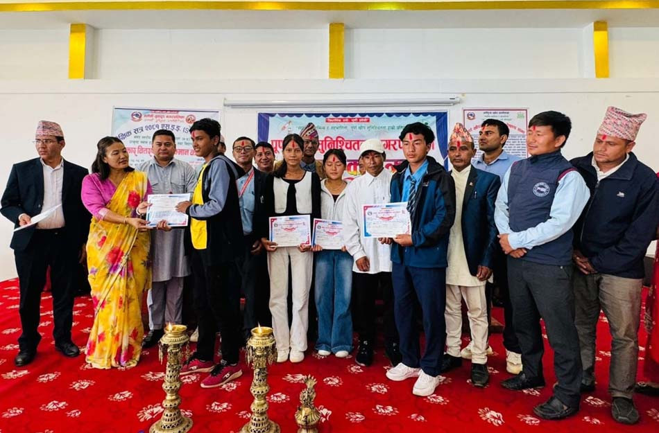हलेसी तुवाचुङमा उत्कृष्ट विद्यार्थी र विद्यालयहरूलाई सम्मान