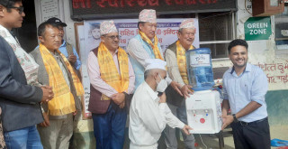 शहिद कार्की दम्पतीको स्मृतिमा अस्पताललाई पानी सुद्धिकरण गर्ने डिस्पेन्सर प्रदान