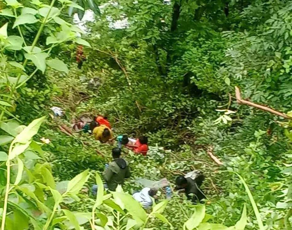 हलेसी दर्शन गरेर फर्कँदै गरेका माइक्रोबस दुर्घटना हुँदा एक जनाको मृत्यु, १६ जना घाइते