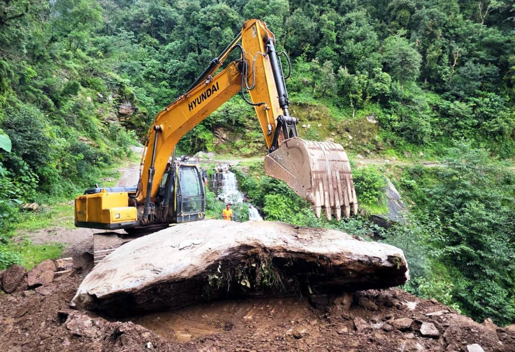 स्थानीयको सक्रियतामा पहिरोले अवरुद्ध साकेला गाउँपालिकाको मुख्य सडक खुलाइयो