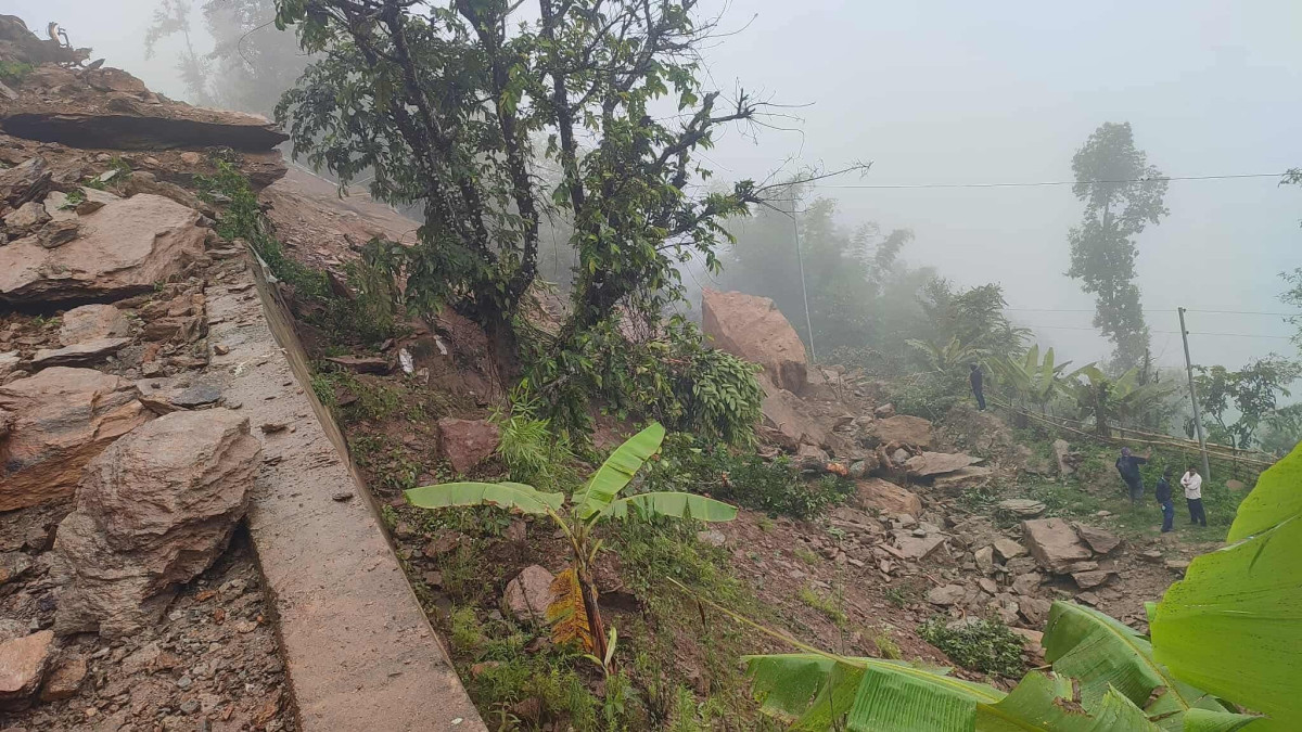 अविरल वर्षाले मध्य–पहाडी लोकमार्ग अन्तर्गत च्यास्मिटारमा पहिरोले सडक अबरुद्ध