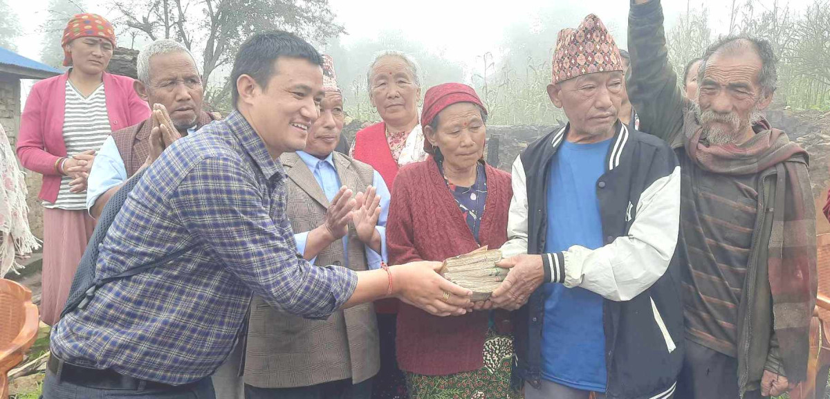 आगलागीपीडित तामाङ दम्पतीलाई सात लाख ७५ हजार सहयोग हस्तान्तरण