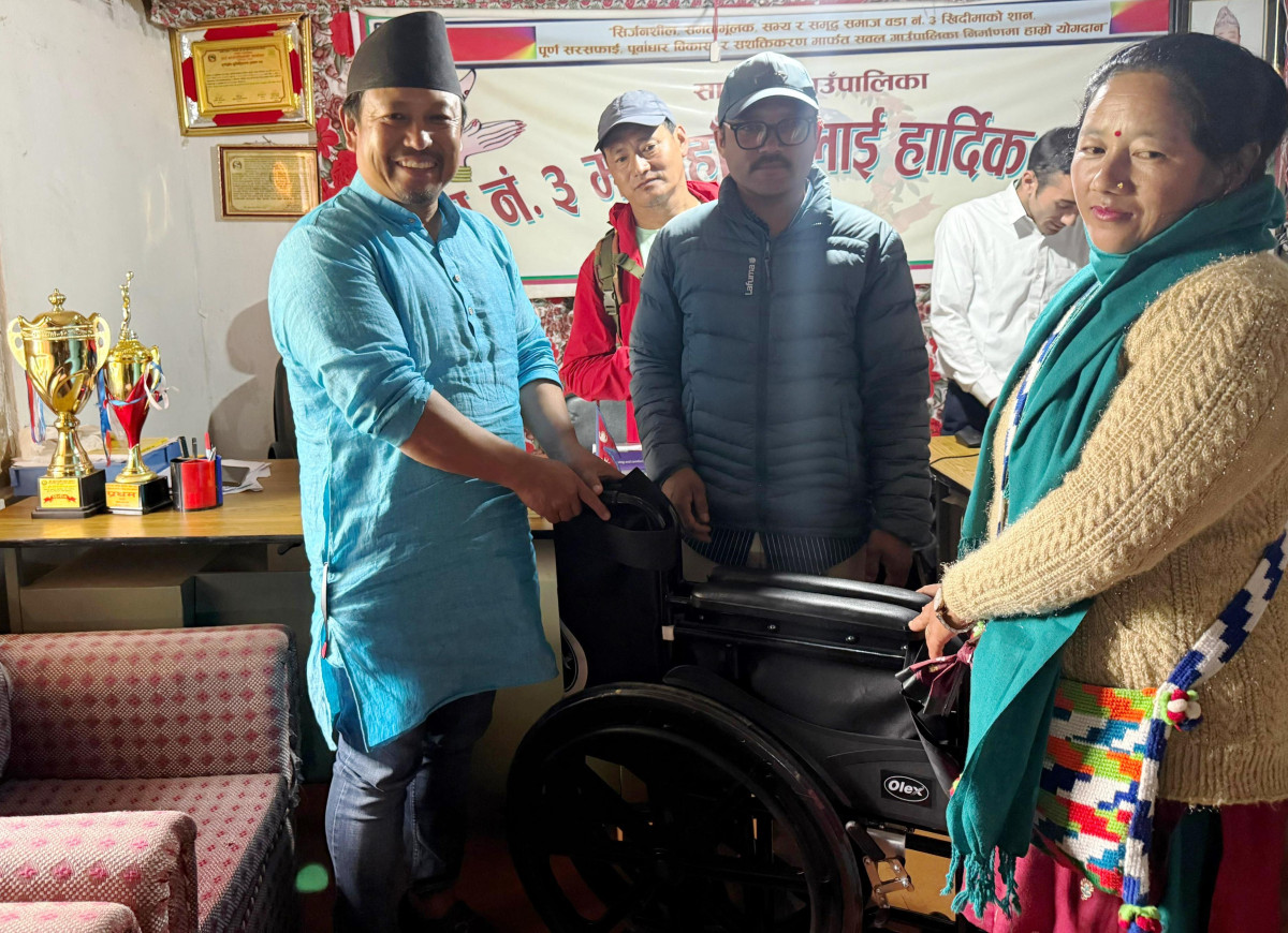 खिदिमाका अपाङ्गता भएका नागरिकहरुलाई सहायक समाग्री वितरण