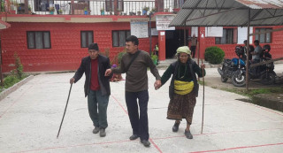 खोटाङमा राष्ट्रिय परिचयपत्रको फारम भर्न सेवाग्राहीलाई सास्ती
