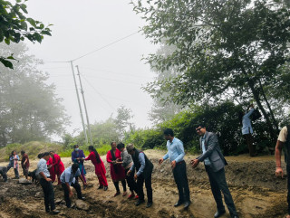 चखेवा सडक खण्ड श्रमदानमार्फत मर्मत शुरू