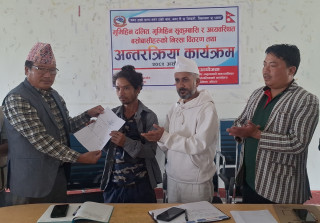 खोटाङमा भूमिहीन र अव्यवस्थित बसोवासीलाई जग्गाको निस्सा वितरण सुरु