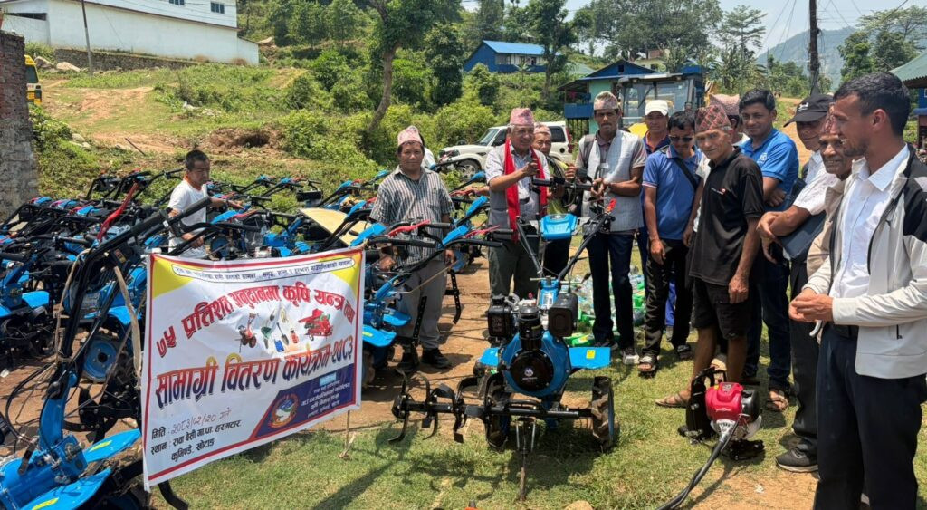 रावाबेँसी गाउँपालिकाद्वारा कृषकलाई २६ लाखको आधुनिक कृषि सामग्री वितरण