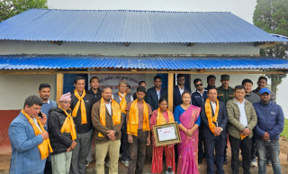 हलेसी तुवाचुङ नगरपालिकाद्वारा विपन्न परिवारलाई भूकम्प प्रतिरोधी घर हस्तान्तरण
